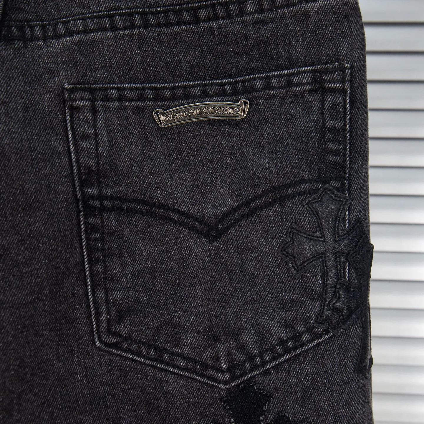 P290 Chrome Hearts Chrome Hearts Black Pinduo Black Leather Big Devil Cow King Jeans CH jeans need to be washed before being dismantled and hand-stitched with sheepskin cross leather and then spliced to complete. The whole piece has too much craftsmanship to describe. About Chrome Hearts This is an extremely luxurious fashion brand that can also be called the nobility of the high street. It has always been an exclusive brand for some hipsters or the second generation of rich people. Compared with ordinary high streets, it is more luxurious and noble. Compared with luxury brands, it has a more fashionable personality. It has always been a brand that I have a special liking for. Style number: 1769# Color: black Size: 28 30 32 34 36